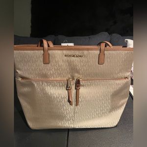 Micheal Kors purse